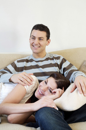 Junges Paar Vergnügt Sich Auf Der Couch Junges Paar Vergnügt Sich Auf Der Couch